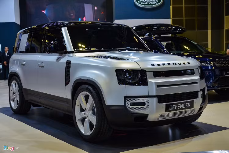 Sau 3 năm kể từ khi quyết định khai tử dòng xe việt dã Land Rover, hãng xe Anh quyết định hồi sinh dòng xe này với sự lột xác mạnh mẽ vào năm 2019. Land Rover Defender 2020 vẫn giữ lại kiểu dáng vuông vức truyền thống nhưng đã được bo tròn ở các góc tạo cảm giác hiện đại hơn. Phiên bản First Edition sử dụng động cơ xăng 6 xy-lanh 3.0L kết hợp với động cơ điện sản sinh tổng công suất 395 mã lực và mô-men xoắn cực đại 550 Nm.