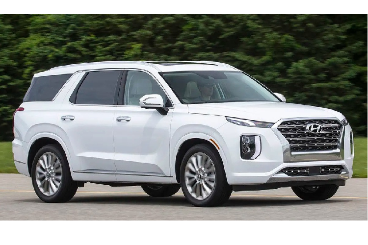 Hyundai Palisade đã trở thành một chiếc SUV khá phổ biến tại nhiều thị trường kể từ khi ra mắt vào năm 2018. Palisade 2020 được trang bị ghế bọc da Nappa, trần xe bọc da lộn cao cấp. Hàng ghế thứ hai còn thêm tính năng sưởi và thông gió, hầu hết mẫu SUV khác trong phân khúc không được trang bị những tính năng này. Trái tim của Palisade là khối động cơ V6 3.8L cho công suất 291 mã lực tại 6.000 vòng/phút và mô-men xoắn 355 Nm tại 5.200 vòng/phút. Ảnh: Consumer Report.