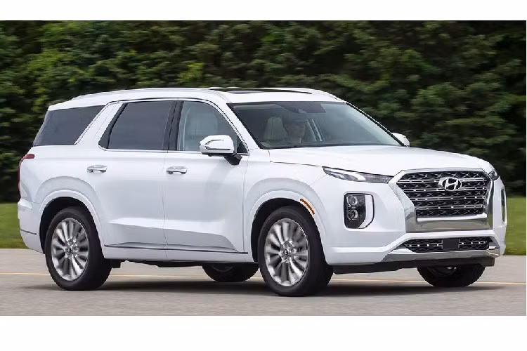 Hyundai Palisade đã trở thành một chiếc SUV khá phổ biến tại nhiều thị trường kể từ khi ra mắt vào năm 2018. Palisade 2020 được trang bị ghế bọc da Nappa, trần xe bọc da lộn cao cấp. Hàng ghế thứ hai còn thêm tính năng sưởi và thông gió, hầu hết mẫu SUV khác trong phân khúc không được trang bị những tính năng này. Trái tim của Palisade là khối động cơ V6 3.8L cho công suất 291 mã lực tại 6.000 vòng/phút và mô-men xoắn 355 Nm tại 5.200 vòng/phút. Ảnh: Consumer Report.