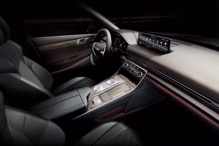 Điều này đồng nghĩa mẫu SUV hạng sang tới từ Hàn Quốc có kích thước không kém cạnh bất cứ đối thủ phương tây nào. Ngoài ra, Genesis GV80 2020 còn có sẵn với hai cấu hình 5 chỗ ngồi và 7 chỗ ngồi, trong đó hai hàng ghế đầu tiên đều được trang bị chỉnh điện.