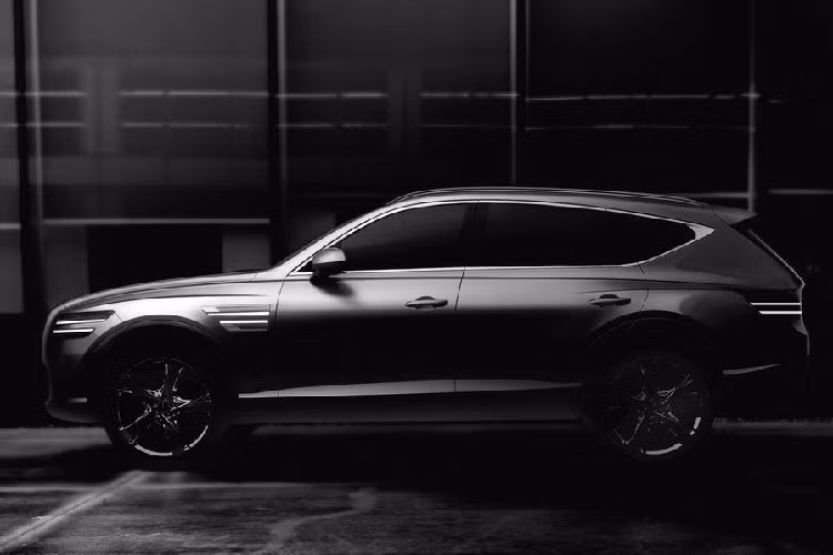 Đặc biệt, tuy được định hướng là một mẫu SUV Full-size thực thụ như những đối thủ BMW X7, Lexus LX570... nhưng Genesis GV80 sẽ sở hữu thiết kế lai phong cách Coupe với phần đuôi vát mềm mại thay vì thô cứng như các đối thủ. Về kích thước, Hyundai Motor cho biết, Genesis GV80 2020 sở hữu số đo DxRxC tương ứng 4.945 x 1.975 x 1.715 mm, chiều dài cơ sở đạt 2.955 mm.