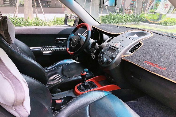 Chiếc Kia Soul đời 2009 này sử dụng động cơ 4cyl thẳng hàng, dung tích 1.6L cho công suất tối đa 124 mã lực và mô-men xoắn cực đại 156Nm. Sức mạnh được truyền xuống cầu trước (FWD) thông qua hộp số sàn 5 cấp (5MT). Hộp số sàn của chiếc Soul này đã gây tiếc nuối với một số bác oser, nếu là phiên bản hộp số tự động có thể mẫu xe này đã được “xuống tiền” nhanh chóng