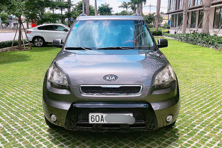 Tại thời điểm năm 2014, Kia Soul nhập chính hãng (máy 2.0L hộp số tự động 6 cấp) có giá bán khá “chát” 780 triệu đồng cho phiên bản mui kín và 798 triệu đồng cho phiên bản có thêm cửa sổ trời. Vài năm sau đó, THACO KIA đã đi đến quyết định “khai tử” dòng xe này do kén khách vì giá cao, bên cạnh kiểu dáng hộp lúc đó không hợp thị hiếu của đại đa số khách hàng Việt.