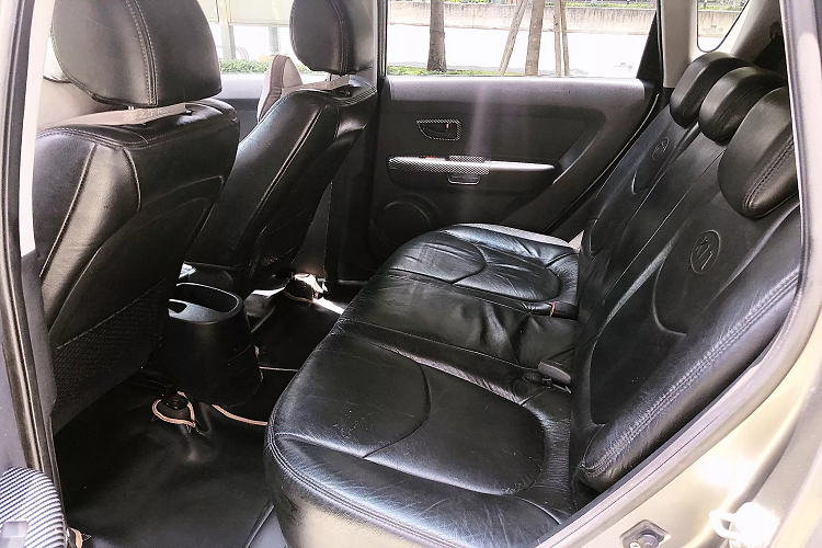 Nếu kinh tế cho phép và yêu thích dòng xe này, người mua có thể tìm kiếm xe đã qua sử dụng đời 2014, thuộc thế hệ thứ 2 nhập chính hãng đang được chào bán với giá trên dưới 650 triệu đồng, khá giữ giá! Tất nhiên so với thế hệ thứ nhất, thế hệ thứ 2 của Soul mang thiết kế thời trang và nhiều tiện nghi hơn.