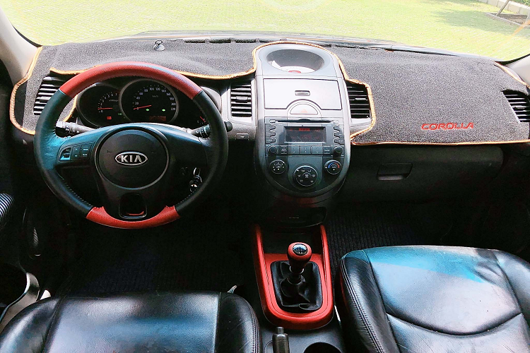 Nhìn chung, Kia Soul thế hệ thứ nhất là một dòng xe thích hợp với các khách hàng đang muốn sở hữu một chiếc CUV cỡ nhỏ với chi phí mua xe hạn hẹp, yêu thích phong cách thiết kế trẻ trung, kiểu dáng vuông vức ít “đụng hàng” khi lăn bánh và nhỏ gọn dễ di chuyển trong thành phố.