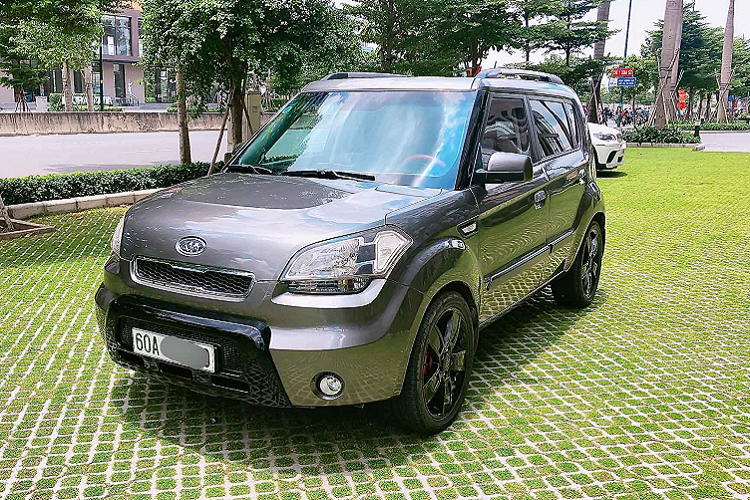 Tại thời điểm từ năm 2009, thế hệ thứ nhất của mẫu xe crossover Kia Soul từng được đưa về Việt Nam dưới dạng xe nhập khẩu tư nhân, nhập Hàn. Mãi đến năm 2014, cùng với dòng Cerato Koup, Kia Soul mới được THACO Kia bắt đầu phân phối chính hãng trong nước. Ở thời điểm năm 2014, Kia Soul đã bước sang thế hệ thứ 2 hoàn toàn mới, xe phân phối chính hãng vẫn được nhập Hàn.