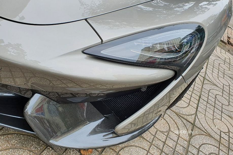 Ngoài ra, siêu xe này còn được độ riêng hệ thống xả FI và bộ mâm Forgiato độc đáo. Được biết tại thời điểm đó, quá trình độ của chiếc 570S này đã mất tới gần 2 tháng liền.