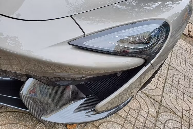 Ngoài ra, siêu xe này còn được độ riêng hệ thống xả FI và bộ mâm Forgiato độc đáo. Được biết tại thời điểm đó, quá trình độ của chiếc 570S này đã mất tới gần 2 tháng liền.