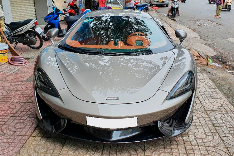 Chiếc McLaren 570S tại Việt Nam này vẫn được xem là siêu xe giá bán dễ tiếp cận nhất của hãng xe thể thao Anh quốc. Mẫu xe này lần đầu tiên xuất hiện tại triển lãm New York International Auto Show hồi năm 2015 và có đối thủ trực tiếp là Porsche 911 Turbo, Lamborghini Huracan hay Ferrari 458 Italia.