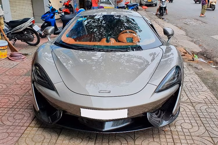 Chiếc McLaren 570S tại Việt Nam này vẫn được xem là siêu xe giá bán dễ tiếp cận nhất của hãng xe thể thao Anh quốc. Mẫu xe này lần đầu tiên xuất hiện tại triển lãm New York International Auto Show hồi năm 2015 và có đối thủ trực tiếp là Porsche 911 Turbo, Lamborghini Huracan hay Ferrari 458 Italia.