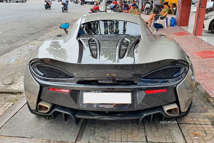 Như đã nói ở trên, trước đây chiếc McLaren 570S trong bài viết từng sở hữu gói độ 570-VX Program của Vorsteiner độc nhất tại Việt Nam. Gói độ này gồm nhiều chi tiết được thay thế mới như toàn bộ cản trước, cản sau, đồng thời với đó là sự bổ sung của cánh lướt gió kích thước lớn ở phía sau.