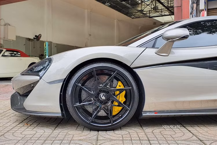 Bộ cản dưới của siêu xe này cũng được chế tạo từ sợi carbon. Hiện nay, chiếc McLaren 570S này đã được chủ nhân tháo bỏ bộ body-kit Vorsteiner để trở về nguyên bản và chỉ còn giữ lại một số chi tiết như bộ mâm Forgiato 8 chấu ngôi sao sơn đen hay hệ thống ống xả FI.