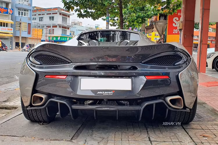 Về sức mạnh, "trái tim" của siêu phẩm McLaren 570S là khối động cơ V8 tăng áp kép 3.8L, sản sinh công suất 562 mã lực, giúp siêu xe nước Anh có thể tăng tốc từ 0 - 100 km/h trong 3.2 giây trước khi cán mốc 328 km/h. Thời điểm mới về Việt Nam, giá xe McLaren 570S đầu tiên này được đại lý tư nhân chào bán lên tới hơn 12 tỷ đồng.