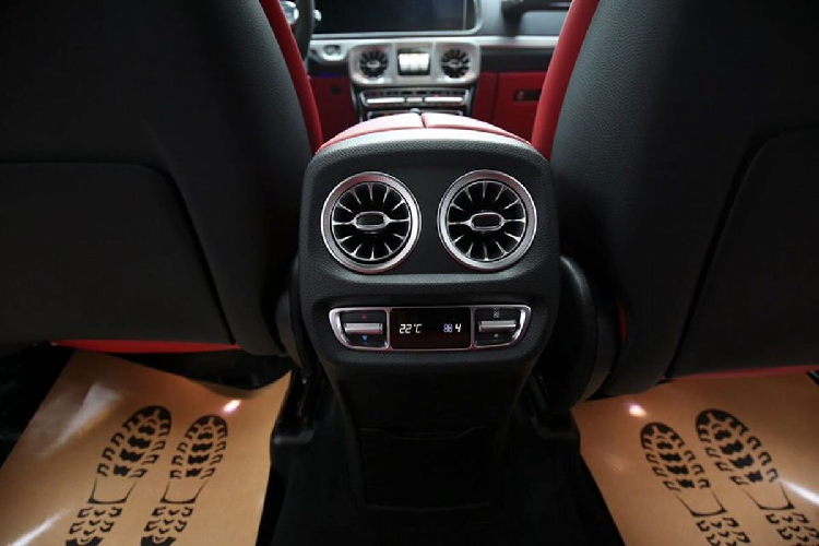 Mercedes-AMG G63 được trang bị 3 màn hình giải trí có kích thước 12,3 inch hỗ trợ kết nối Apple CarPlay và Android Auto... đầu ra là dàn âm thanh Burmester cao cấp. Không chỉ vậy, xe còn có hệ thống điều hoà tự động 3 vùng độc lập, cửa gió điều hoà dạng tua-bin máy bay đặc trưng, kính lái 1 chạm mọi vị trí, ốp carbon ở bệ điều khiển trung tâm, táp-lô...