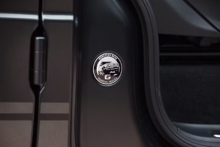 Khác biệt lớn nhất trên Mercedes-Benz G63 Trail Package 2020 đến từ bộ mâm hợp kim 5 chấu kép theo phong cách thể thao cứng cáp hơn bản tiêu chuẩn với kích thước 20 inch. Đặc biệt, xe còn có bộ lốp thích ứng chuyên chạy địa hình được gắn lên phiên bản Trail Package. Ngoài ra, gương xe được bổ sung thêm chi tiết sơn đỏ nổi bật, ống xả đôi 2 bên vẫn là điểm đặc trưng trên G63 hiện hành.