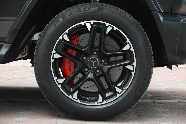 Ở thế hệ hiện hành, Mercedes-AMG G63 2020 sở hữu kích thước chiều Dài x Rộng x Cao lần lượt là 4.763 x 1.855 x 1.938 (mm), chiều dài cơ sở đạt 2.850 mm. Nhờ các số đo ấn tượng nên mẫu xe địa hình hạng sang này hầm hố và mang đến dáng vẻ bệ vệ.