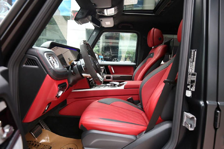 Sang đến phần đuôi xe, Mercedes-Benz G63 Trail Package đảm bảo khả năng nhận diện với cụm đèn hậu LED với thiết kế nhỏ gọn, cửa cốp mở ngang kèm lốp dự phòng là điểm đặc trưng. Đáng chú ý, phiên bản địa hình của G63 còn có cản sau bổ sung phần móc kéo thích hợp với những chuyến Off-Road.