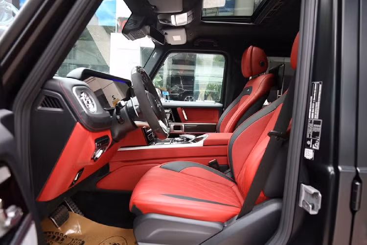 Sang đến phần đuôi xe, Mercedes-Benz G63 Trail Package đảm bảo khả năng nhận diện với cụm đèn hậu LED với thiết kế nhỏ gọn, cửa cốp mở ngang kèm lốp dự phòng là điểm đặc trưng. Đáng chú ý, phiên bản địa hình của G63 còn có cản sau bổ sung phần móc kéo thích hợp với những chuyến Off-Road.