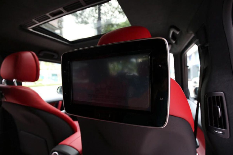 Ghế ngồi trên chiếc SUV địa hình G63 bản Trail Package dùng chất liệu bọc da cao cấp, ghế trước chỉnh điện kèm tính năng nhớ 3 vị trí ở ghế lái. Trong khi đó, hàng ghế sau trên xe vẫn đủ 3 tựa đầu, bệ tỳ tay trung tâm kèm hộc để ly.