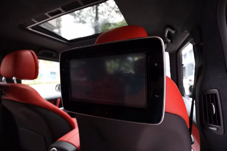 Ghế ngồi trên chiếc SUV địa hình G63 bản Trail Package dùng chất liệu bọc da cao cấp, ghế trước chỉnh điện kèm tính năng nhớ 3 vị trí ở ghế lái. Trong khi đó, hàng ghế sau trên xe vẫn đủ 3 tựa đầu, bệ tỳ tay trung tâm kèm hộc để ly.