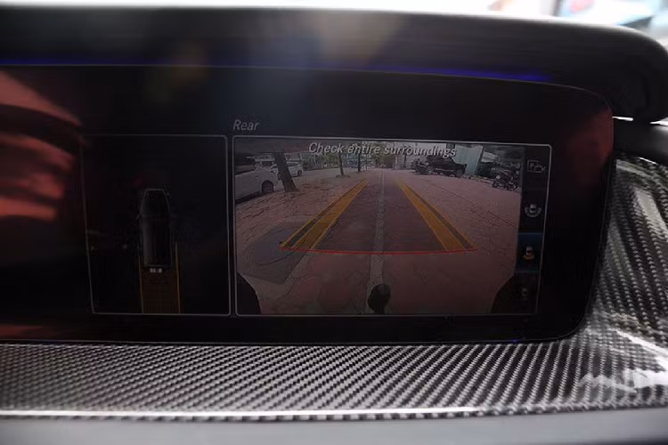 Về an toàn, Mercedes-AMG G63 có nhiều công nghệ như: hệ thống chống bó cứng phanh ABS, cân bằng điện tử, phanh thích ứng, khởi hành ngang dốc, hỗ trợ xuống dốc, phanh tay điện tử &amp; giữ phanh tự động Hold, hỗ trợ đỗ xe chủ động, cảnh báo mất tập trung và 7 túi khí. Bên cạnh đó là gói Driver Assistance với hệ thống hỗ trợ phanh chủ động (Active Brake Assist) và hỗ trợ giữ làn đường (Lane Keeping Assist)...