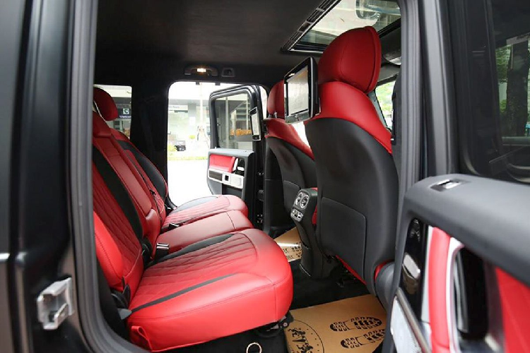 Mercedes-Benz G63 với gói địa Trail Package nổi bật nhờ khoang nội thất kết hợp giữa tông màu đen/đỏ, tạo hình vẫn rất quen thuộc như những biến thể tiêu chuẩn. Mercedes-Benz G63 mới sở hữu vô-lăng dạng D-Cut quen thuộc nhưng điểm nhấn trên bản này đến từ chi tiết ốp carbon và màn hình điện tử phía sau cũng sử dụng vật liệu tương tự. Với chi tiết carbon ở khoang lái, Mercedes-Benz G63 Trail Package càng trở nên cao cấp và sang trọng hơn trên chiếc xe đến từ Đức.