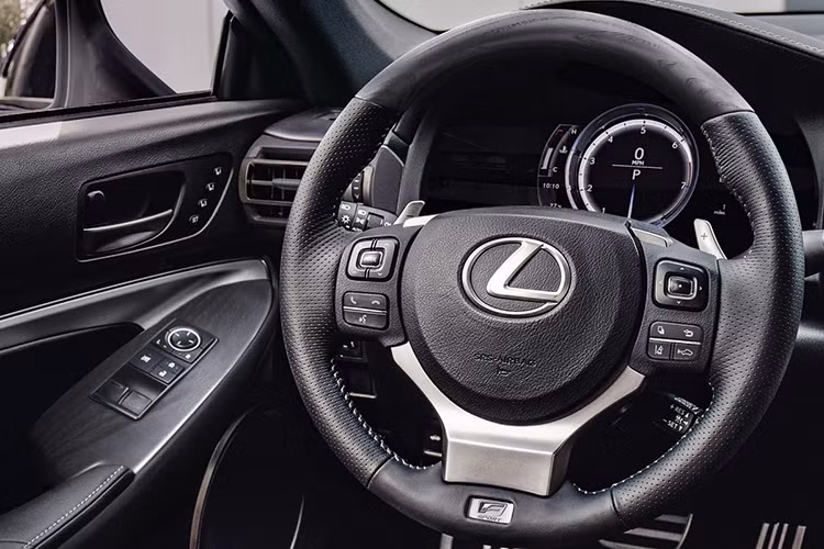 Các tiện nghi bên trong xe không có thay đổi nào, những trang bị nổi bật gồm có ghế trước chỉnh điện có sưởi và thông gió, nội thất bọc da thật, điều hòa tự động 2 vùng, hệ thống thông tin giải trí 10,3 inch có định vị vệ tinh, radio kỹ thuật số và tích hợp điện thoại thông minh, cùng dàn âm thanh cao cấp của Pioneer.