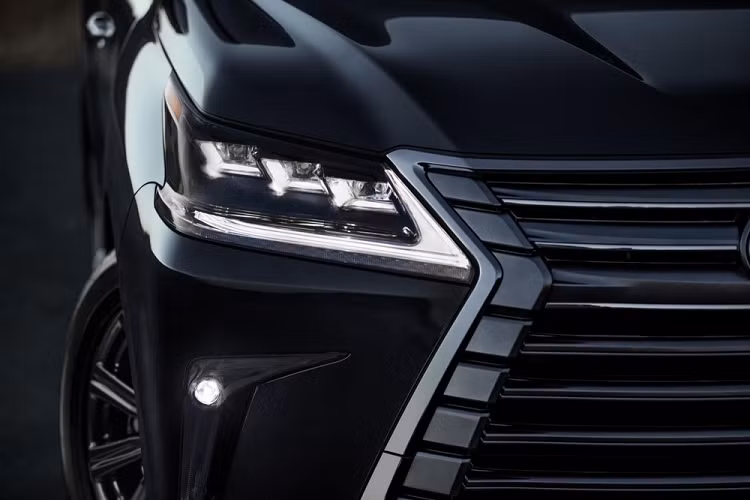 Nếu đi kèm gói phụ kiện Sport Package, SUV hạng sang Lexus LX 2021 sẽ được trang bị lưới tản nhiệt nâng cấp và cản trước đẹp mắt hơn. Ngoài ra, gói phụ kiện này còn bao gồm bộ vành hợp kim 21 inch. Tương tự trước đây, Lexus LX Sport Package 2021 sẽ có ốp cản sau thể thao hơn, chi tiết mạ crôm trên gương ngoại thất, trần xe màu đen và ghế bọc da semi aniline.