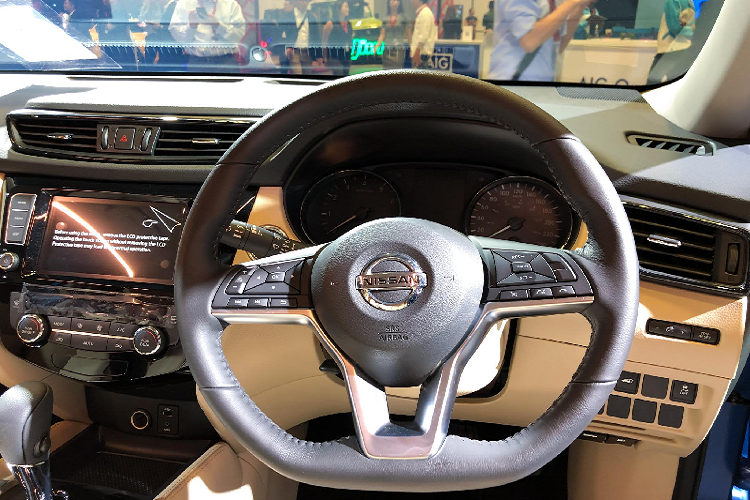 Về an toàn, X-Trail mới sở hữu gói trang bị an toàn Nissan Intelligent Mobility bao gồm phanh tự động khẩn cấp và camera quan sát xung quanh xe thông minh (IAVM),…