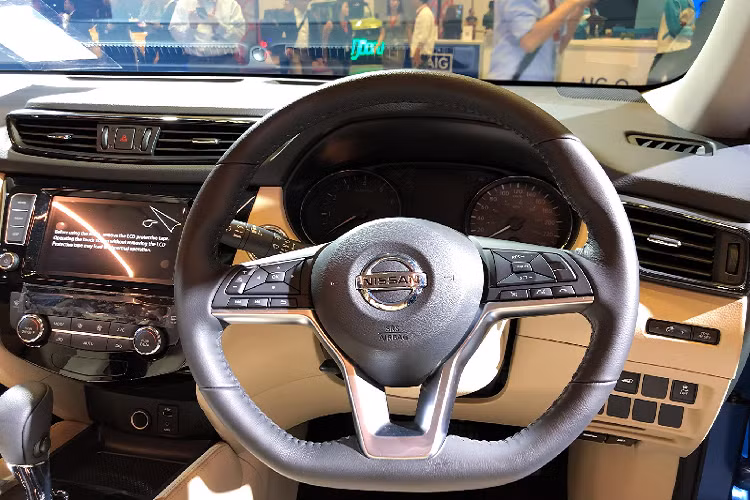 Về an toàn, X-Trail mới sở hữu gói trang bị an toàn Nissan Intelligent Mobility bao gồm phanh tự động khẩn cấp và camera quan sát xung quanh xe thông minh (IAVM),…