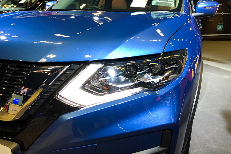 Ngoài ra, toàn bộ cản trước cũng được sửa đổi, tích hợp đèn sương mù mới và thêm một thanh crôm bên dưới giúp tăng vẻ ngoài thanh lịch cho phần đầu X-Trail mới, cản sau được thay mới. Bên cạnh đó, cụm đèn hậu của X-Trail cũng được hãng Nissan đồ hoạ lại sắc sảo cho cảm giác cao cấp hơn trước. Cuối cùng, tổng thể chiếc CUV 5+2 thêm hài hoà hơn với ‘’dàn chân’’ sử dụng mâm kích thước 19 inch (225/55R19).