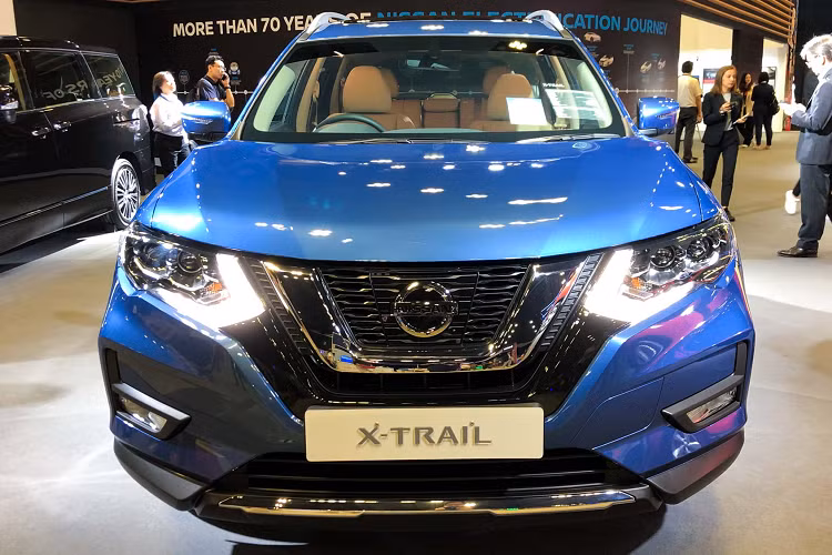 Điểm thay đổi nổi bật ở Nissan X-Trail facelift 2020 nằm ở ngoại thất chính mặt ca-lăng mới với cụm lưới tản nhiệt mang phong cách ‘’V-Motion’’ mà hãng Nissan đã theo đuổi, bên cạnh xe còn được trang bị đèn pha full-LED mới.