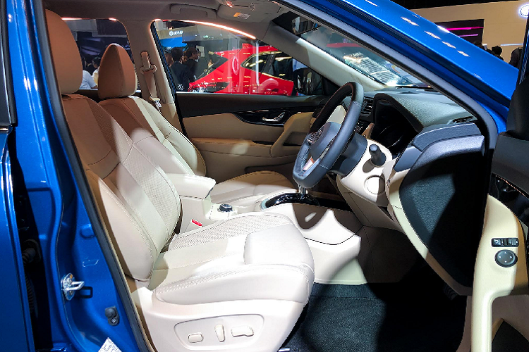 Nội thất của X-Trail mới đã được nâng cấp, đáng chú ý nhất là vô lăng mới thiết kế 03 chấu dát phẳng đáy thể thao, thay thế cho vô lăng hình tam giác cũ. Xe sử dụng màn hình cảm ứng 7 inch, đầu DVD, hệ thống âm thanh AM/FM, CD, AUX-in có kết nối USB và 06 loa và điều hoà tự động 02 vùng độc lập với cửa gió cho hàng ghế phía sau.