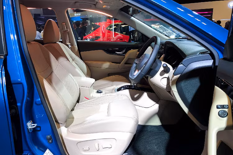 Nội thất của X-Trail mới đã được nâng cấp, đáng chú ý nhất là vô lăng mới thiết kế 03 chấu dát phẳng đáy thể thao, thay thế cho vô lăng hình tam giác cũ. Xe sử dụng màn hình cảm ứng 7 inch, đầu DVD, hệ thống âm thanh AM/FM, CD, AUX-in có kết nối USB và 06 loa và điều hoà tự động 02 vùng độc lập với cửa gió cho hàng ghế phía sau.