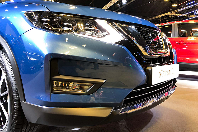 Tại Singapore, Nissan X-Trail facelift được phân phối duy nhất phiên bản lắp động cơ 4cyl dung tích 2.0L hút khí tự nhiên (N/A) cho công suất tối đa 141 mã lực tại 6.000 v/p và mô-men xoắn cực đại 200 Nm tại 4.400 v/p. Sức mạnh được truyền xuống bốn bánh (4WD) sử dụng hệ thống điều khiển cầu điện tử thông minh thông qua hộp số tự động vô cấp (CVT).