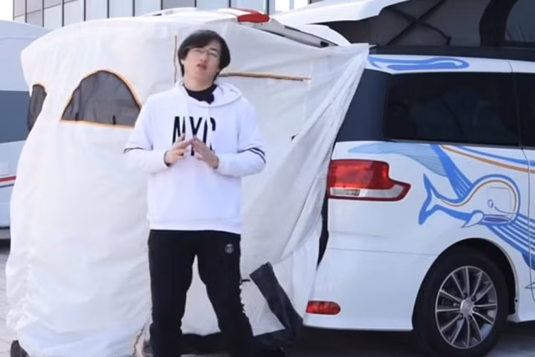 Nhìn chung, nó là một thiết kế rất thực dụng và kín đáo. Đáng tiếc, Maxus RG20 2020 mới không có toilet tích hợp trong vậy nên người sử dụng vẫn cần đỗ xe lại và tìm chỗ “giải sầu” ở bên ngoài.