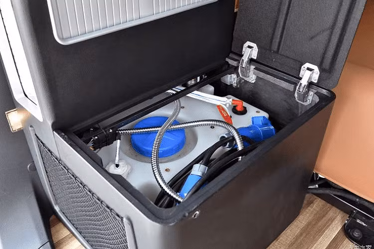 Hệ thống vòi hoa sen này được đặt ở phía sau, với một bình nước 10 lít và một đầu vòi trông đẹp mắt. Người sử dụng có thể tiến hành tắm trong một cái lều nhỏ, gắn ở phía sau đuôi xe. Cái lều này có một cửa kéo khóa ở bên ải và hai cửa sổ bằng nhựa tối màu ở phía sau.