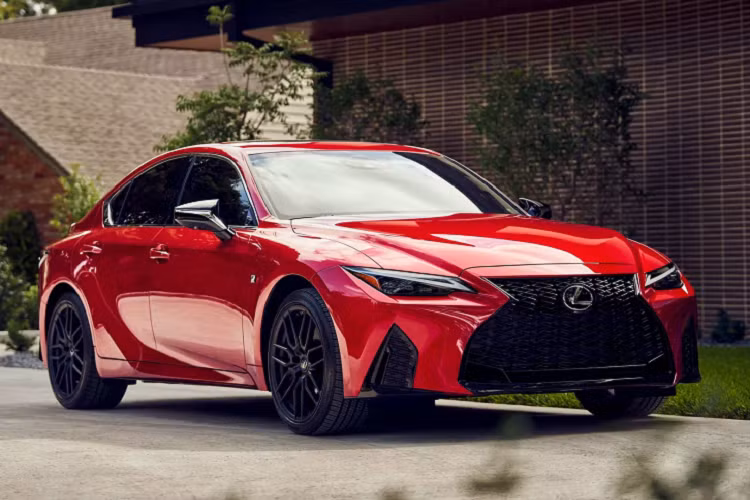 Theo đó, Lexus IS 2021 mới sẽ có giá khởi điểm đắt hơn khoảng 500 USD so với thế hệ trước và vẫn có giá thấp hơn các đối thủ trong cùng phân khúc như Mercedes C-Class (49,200 USD), BMW 3-Series (41,250 USD) hay Audi A4 (40,095 USD) tại Mỹ.