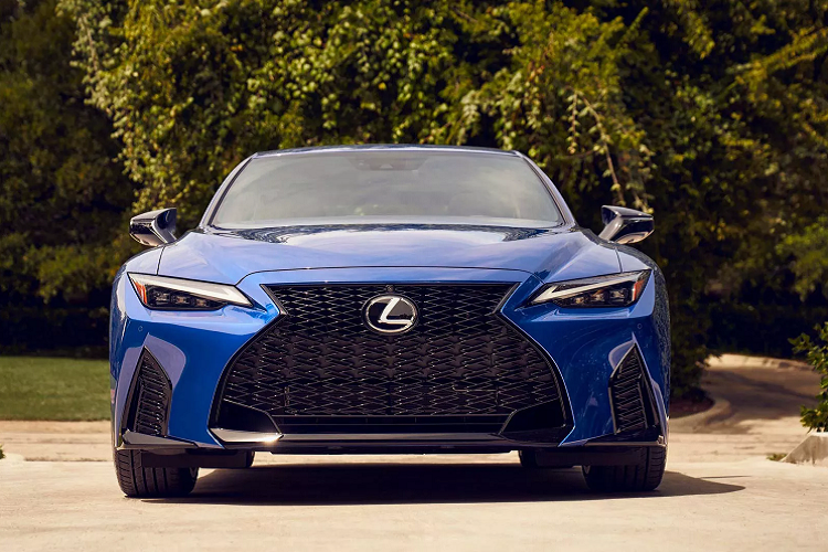 Di chuyển vào trong cabin, xe trang bị ghế bọc Nuluxe đục lỗ, hệ thống điều hòa khí hậu tự động hai vùng và hệ thống thông tin giải trí 8 inch tương thích Android Auto và Apple CarPlay. Những nâng cấp nổi bật khác bao gồm hệ thống âm thanh Pioneer 10 loa, hệ thống Homelink hỗ trợ mở cửa garage và màn hình hiển thị đa thông tin 4,2 inch.