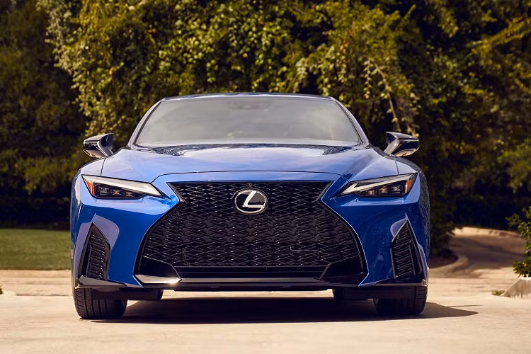 Di chuyển vào trong cabin, xe trang bị ghế bọc Nuluxe đục lỗ, hệ thống điều hòa khí hậu tự động hai vùng và hệ thống thông tin giải trí 8 inch tương thích Android Auto và Apple CarPlay. Những nâng cấp nổi bật khác bao gồm hệ thống âm thanh Pioneer 10 loa, hệ thống Homelink hỗ trợ mở cửa garage và màn hình hiển thị đa thông tin 4,2 inch.