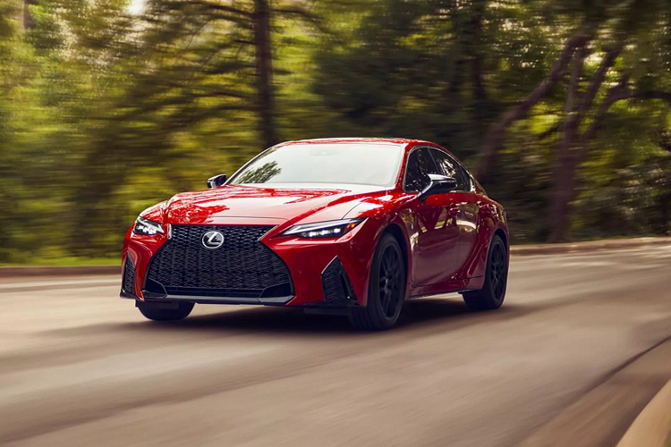 Một loạt các tùy chọn sẽ có sẵn bao gồm ghế trước có sưởi / thông gió, cửa sổ trời chỉnh điện và hệ thống âm thanh cao cấp Mark Levinson 17 loa. Khách hàng cũng có thể đặt hàng gói Navigation bao gồm hệ thống thông tin giải trí 10,3 inch lớn hơn.