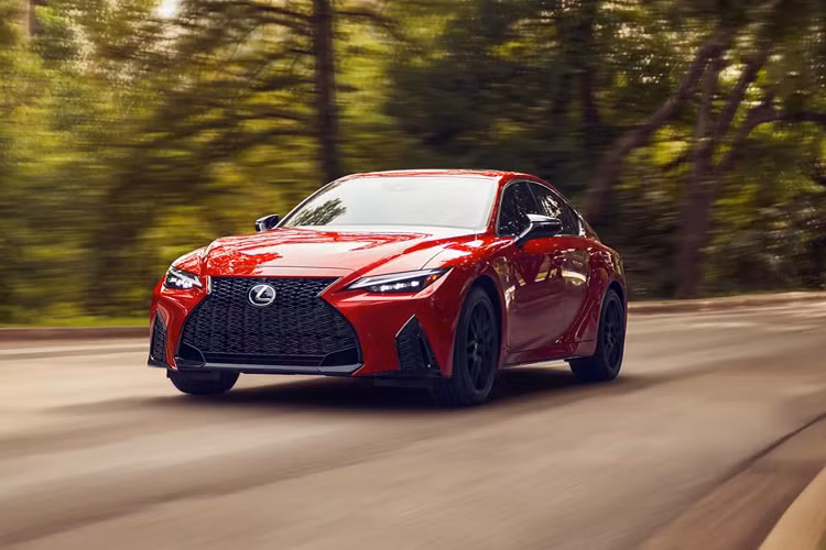 Một loạt các tùy chọn sẽ có sẵn bao gồm ghế trước có sưởi / thông gió, cửa sổ trời chỉnh điện và hệ thống âm thanh cao cấp Mark Levinson 17 loa. Khách hàng cũng có thể đặt hàng gói Navigation bao gồm hệ thống thông tin giải trí 10,3 inch lớn hơn.