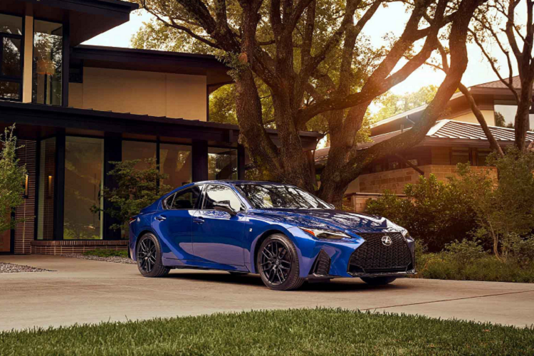 Bước sang thế hệ mới, Lexus IS 2021 chủ yếu thay đổi ở mặt ngoại hình. Xe trang bị đèn LED chiếu sáng độc đáo, gạt mưa tự động và mâm xe hợp kim 18 inch. Lexus IS 2021 trang bị gương chiếu hậu tự động làm mờ, camera lùi có vạch kẻ động, hệ thống mở/khóa từ xa và đề nổ bằng nút bấm.