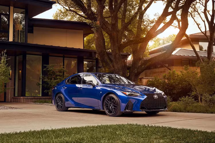 Bước sang thế hệ mới, Lexus IS 2021 chủ yếu thay đổi ở mặt ngoại hình. Xe trang bị đèn LED chiếu sáng độc đáo, gạt mưa tự động và mâm xe hợp kim 18 inch. Lexus IS 2021 trang bị gương chiếu hậu tự động làm mờ, camera lùi có vạch kẻ động, hệ thống mở/khóa từ xa và đề nổ bằng nút bấm.