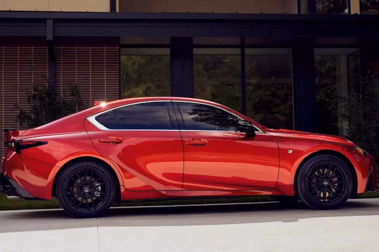 Ở phiên bản tiêu chuẩn, mẫu xe sang Lexus IS 300 2021 trang bị động cơ tăng áp 4 cyl 2.0L cho công suất 241 mã lực và momen xoắn 349 Nm. Xe sử dụng hệ dẫn động cầu sau kết nối thông qua hộp số tự động 8 cấp. Nhờ đó, Lexus IS 300 2021 có tốc độ tối đa 230km/h và tăng tốc lên 100km/h trong 7 giây.