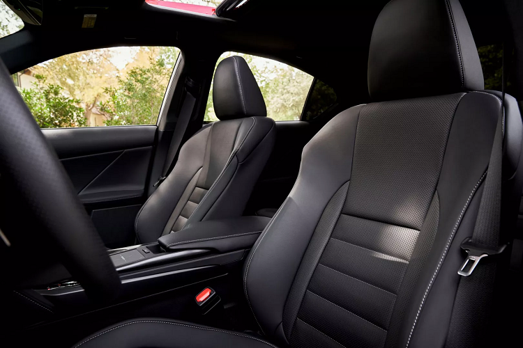 Biến thể dẫn động cầu sau sẽ sử dụng hộp số tự động 8 cấp với khả năng tăng tốc lên 96km/h trong 5,6 giây. Trong khi đó, biến thể dẫn động tất cả các bánh AWD - có giá khởi điểm 44.900 USD - sẽ có hộp số tự động 6 cấp cùng khả năng bứt tốc trong 5,7 giây.