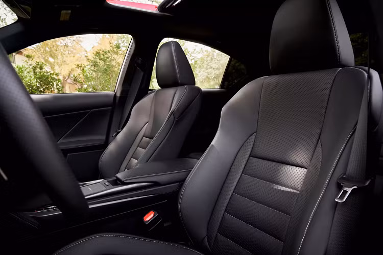 Biến thể dẫn động cầu sau sẽ sử dụng hộp số tự động 8 cấp với khả năng tăng tốc lên 96km/h trong 5,6 giây. Trong khi đó, biến thể dẫn động tất cả các bánh AWD - có giá khởi điểm 44.900 USD - sẽ có hộp số tự động 6 cấp cùng khả năng bứt tốc trong 5,7 giây.