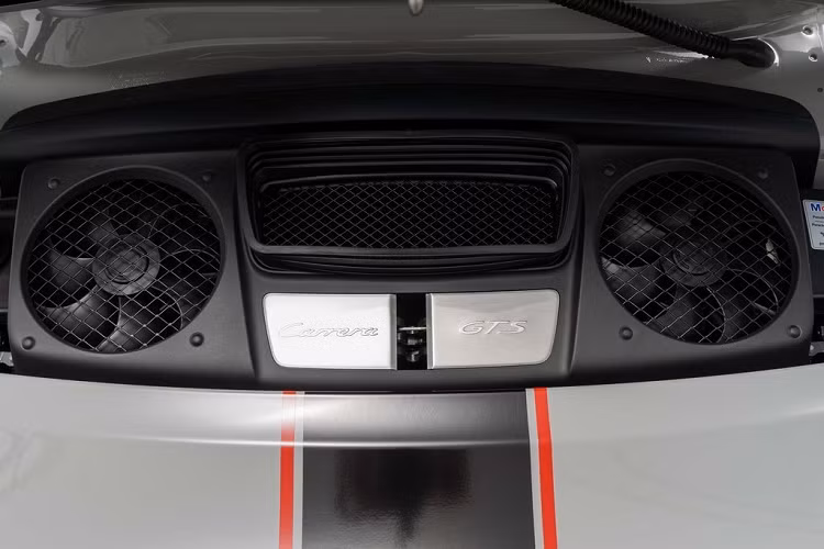 Phiên bản đặc biệt của chiếc 911 được trang bị động cơ dung tích 3.8L, 6 xy-lanh phẳng, hút khí tự nhiên, sản sinh công suất 430 mã lực. Sức mạnh được truyền đến bánh xe thông qua hộp số sàn 6 cấp.