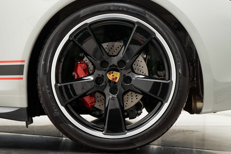 Xe được trang bị bộ mâm Sport Classic kích thước 20 inch, đi kèm bộ lốp thể thao đến từ hãng Pirelli.