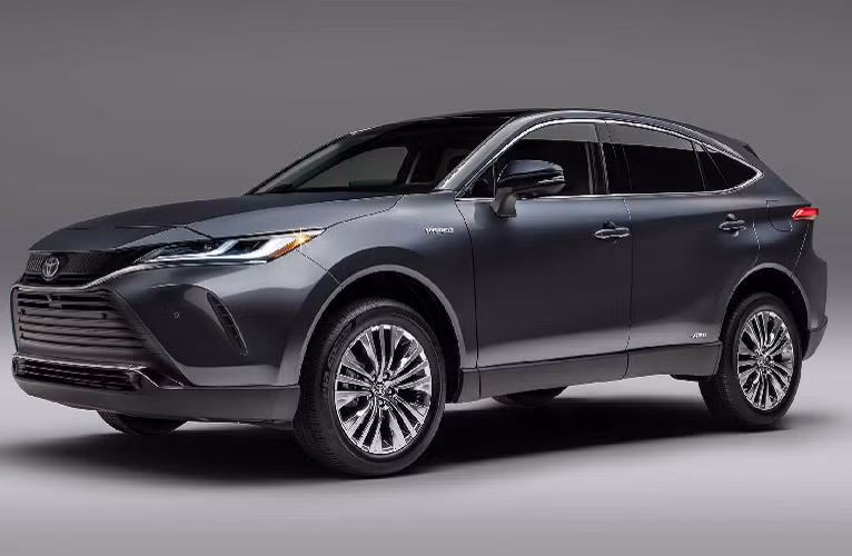 Phiên bản Toyota Venza 2021 mới được trang bị động cơ hybrid gồm một động cơ 4 xy lanh 2.5L kết hợp 3 mô tơ điện và một bộ pin lithium-ion đặt ở ghế sau. Nó cho phép chiếc crossover sản sinh công suất 219 mã lực cùng mức tiêu thụ nhiên liệu vào khoảng 5,88 L/100km. Mẫu crossover sở hữu hệ dẫn động AWD tiêu chuẩn. Trong đó, một mô tơ điện ở phía sau sẽ cung cấp lực kéo cho xe khi cần thiết.